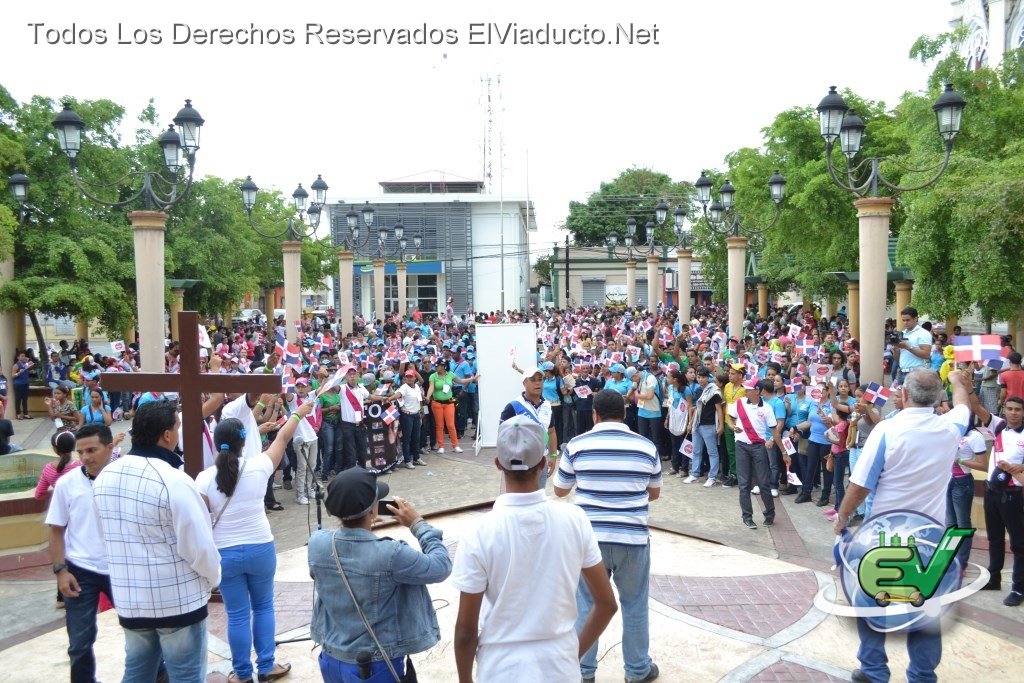 Jovenes de la Pascua Juvenil 2013 en la plaza Duarte